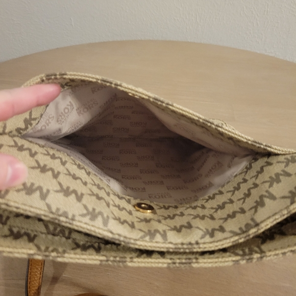 Michael Kors Jet Set Travel Large Messenger - Picture 6 of 15